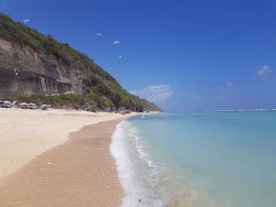 Foto di Pandawa Beach circondato da montagne