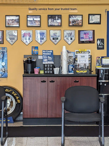 Tire Shop «Acorn Tire», reviews and photos, 1580 N Aurora Rd, Naperville, IL 60563, USA