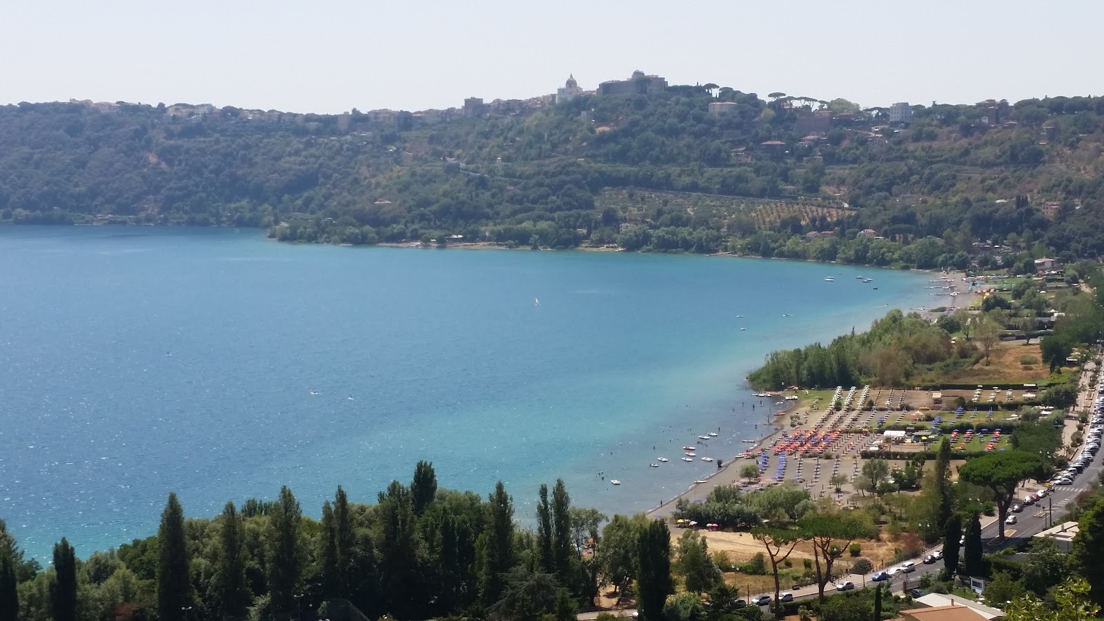 Foto av Spiaggia di lago Albano med blått vatten yta