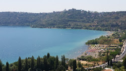 Foto von Spiaggia di lago Albano mit blaues wasser Oberfläche