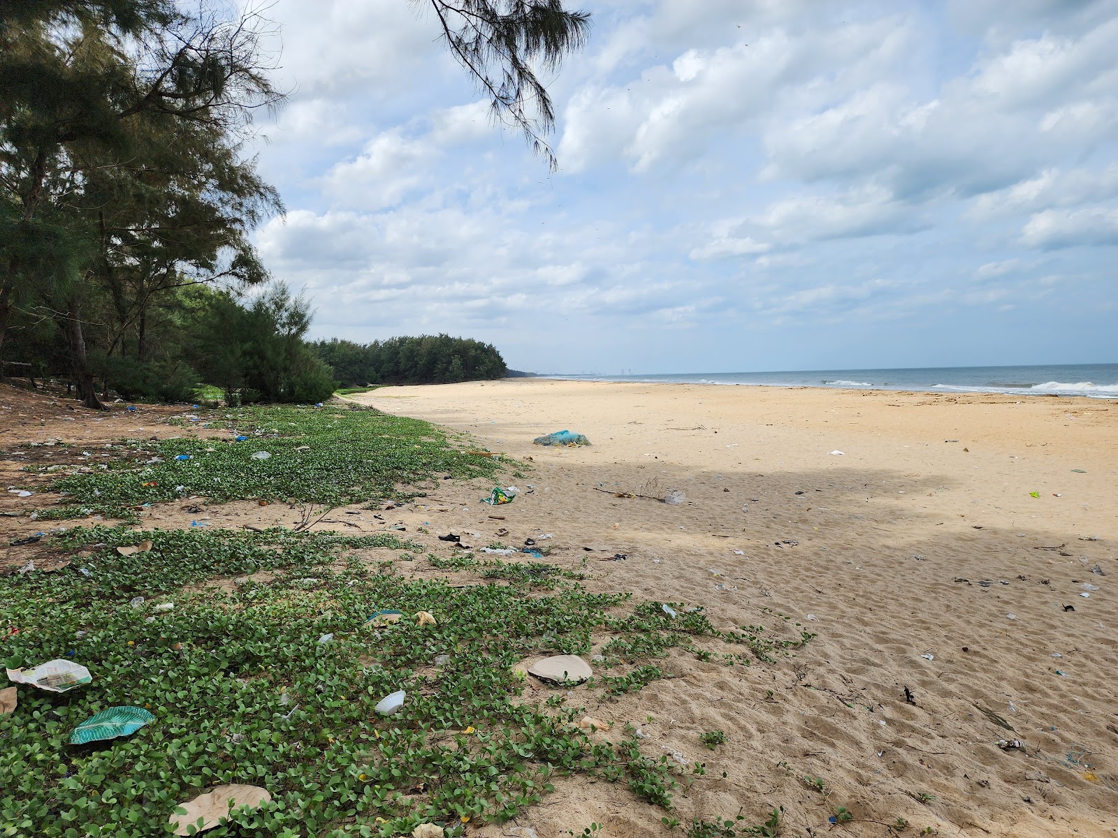 Fotografija Srinivasa Satram Beach z dolga ravna obala