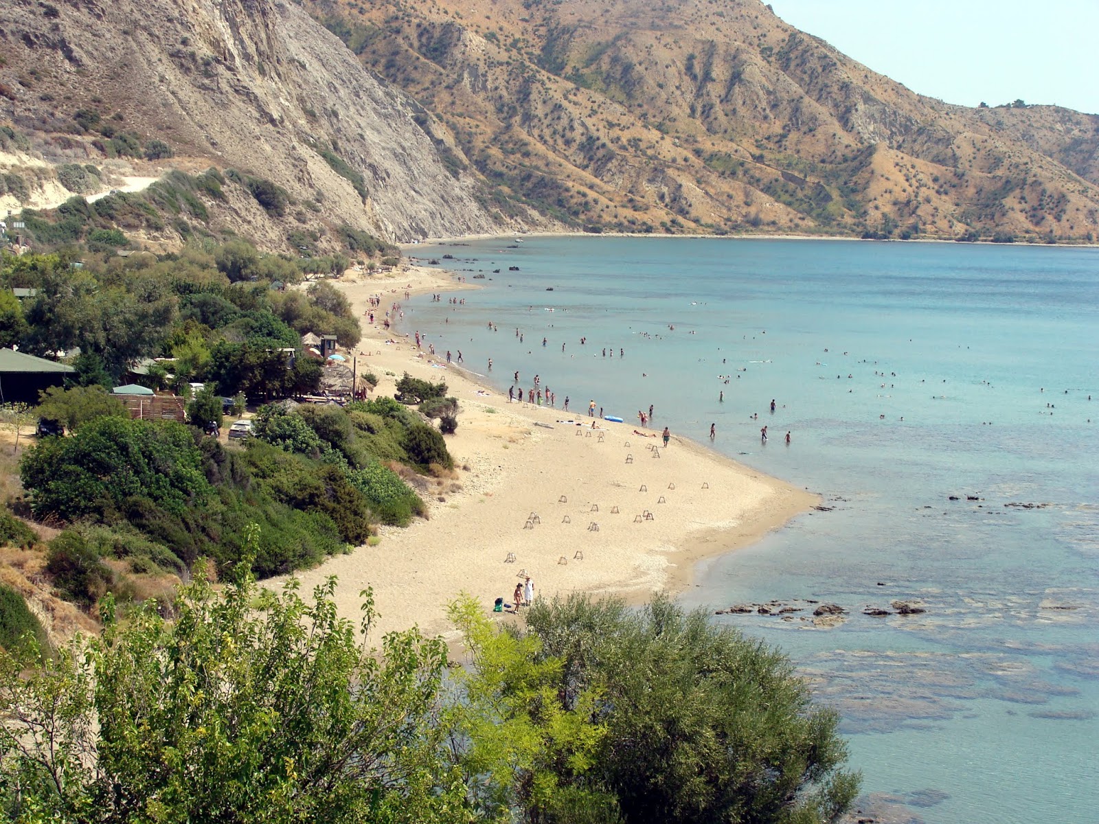 Foto von Dafni Strand mit beiger sand & kies Oberfläche