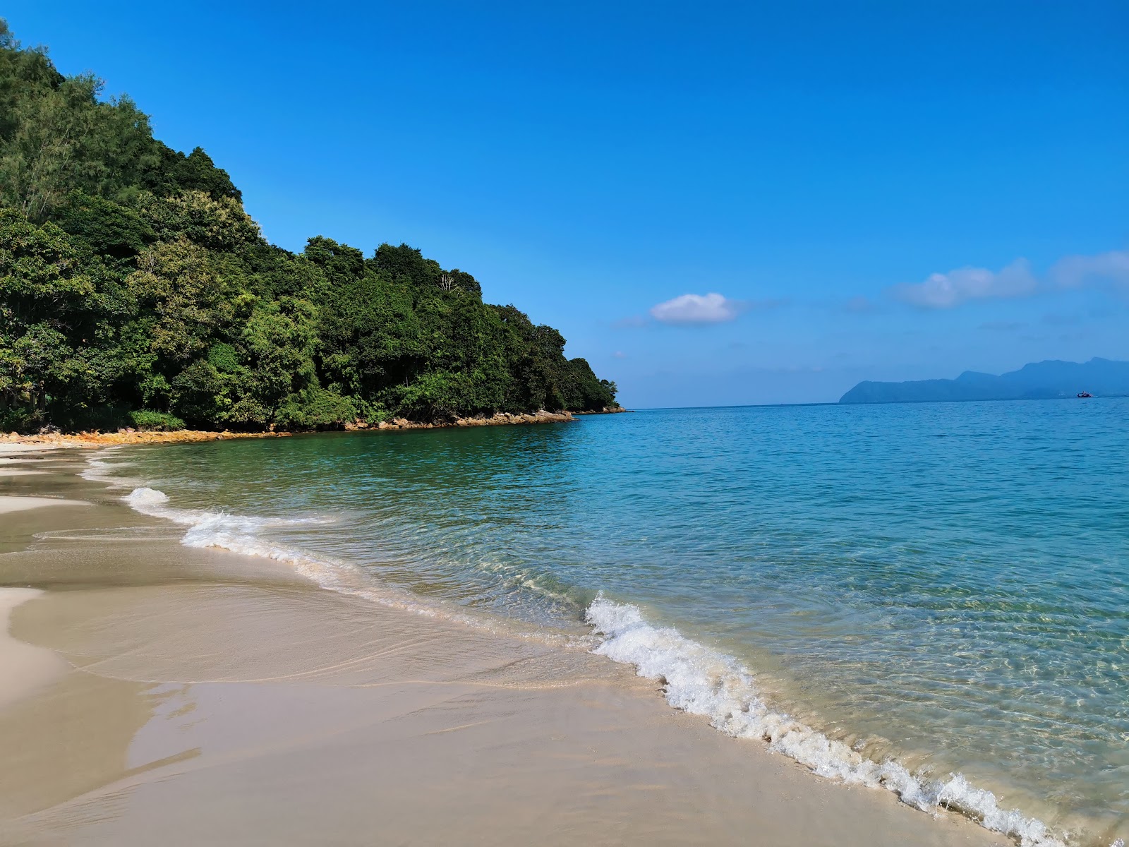 Φωτογραφία του Sandy Skulls Beach με ευθεία ακτή