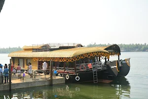 Backwater and houseboats Kerala image