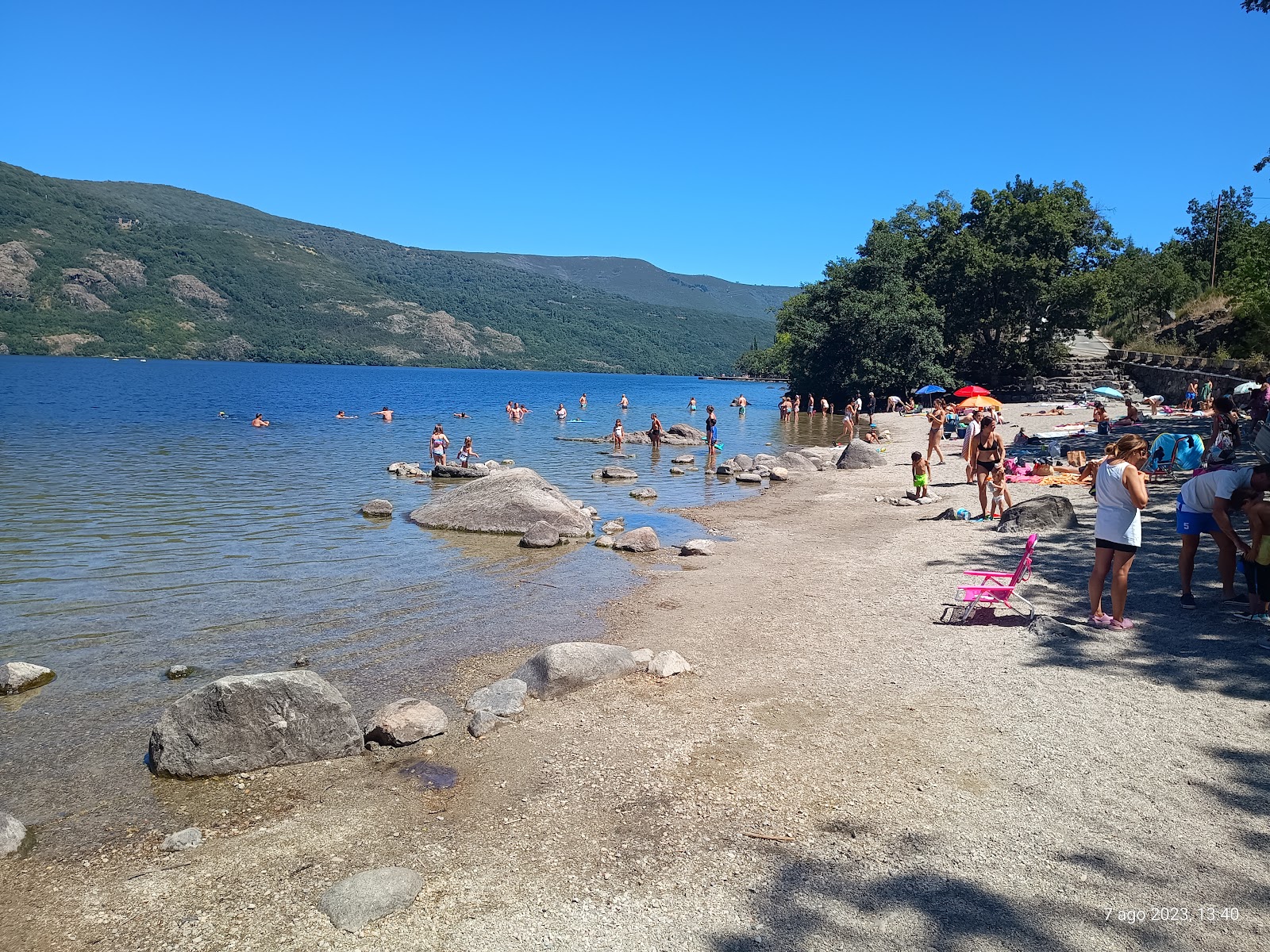 Foto von Playa Custa Llago mit kleine, graue kiesel Oberfläche