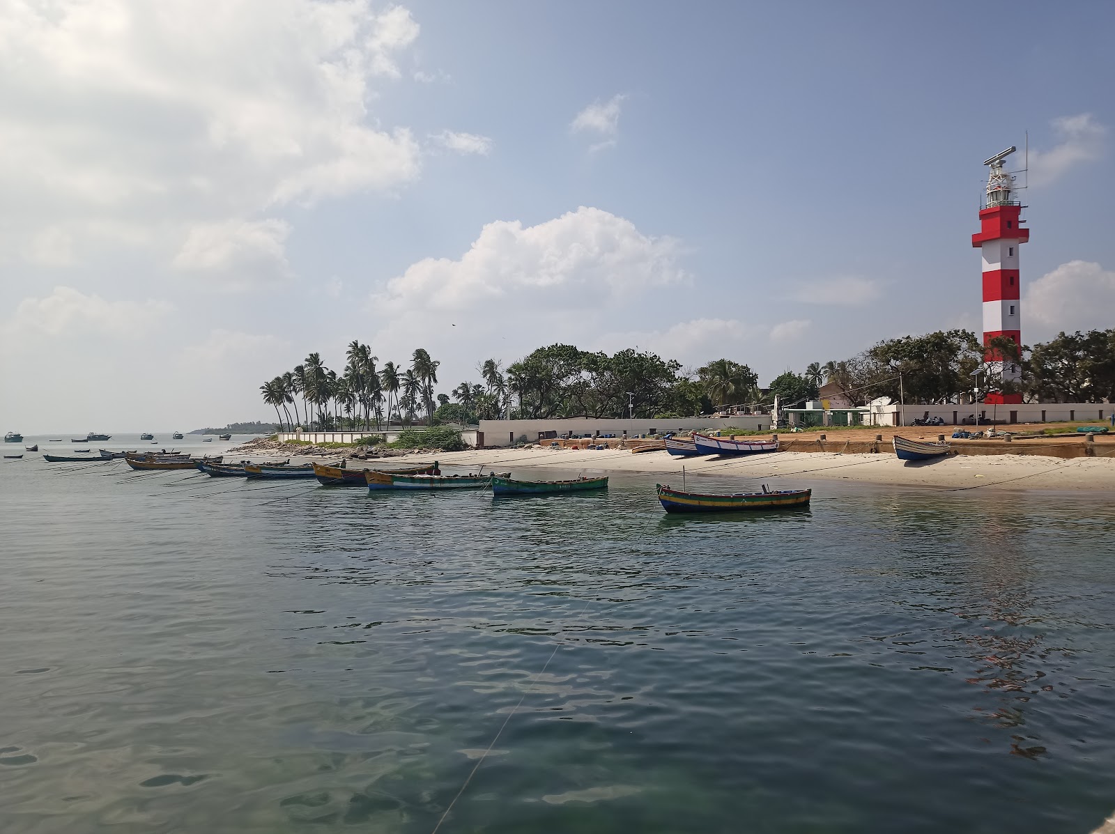Foto von Keezhakarai Beach Bay und die siedlung