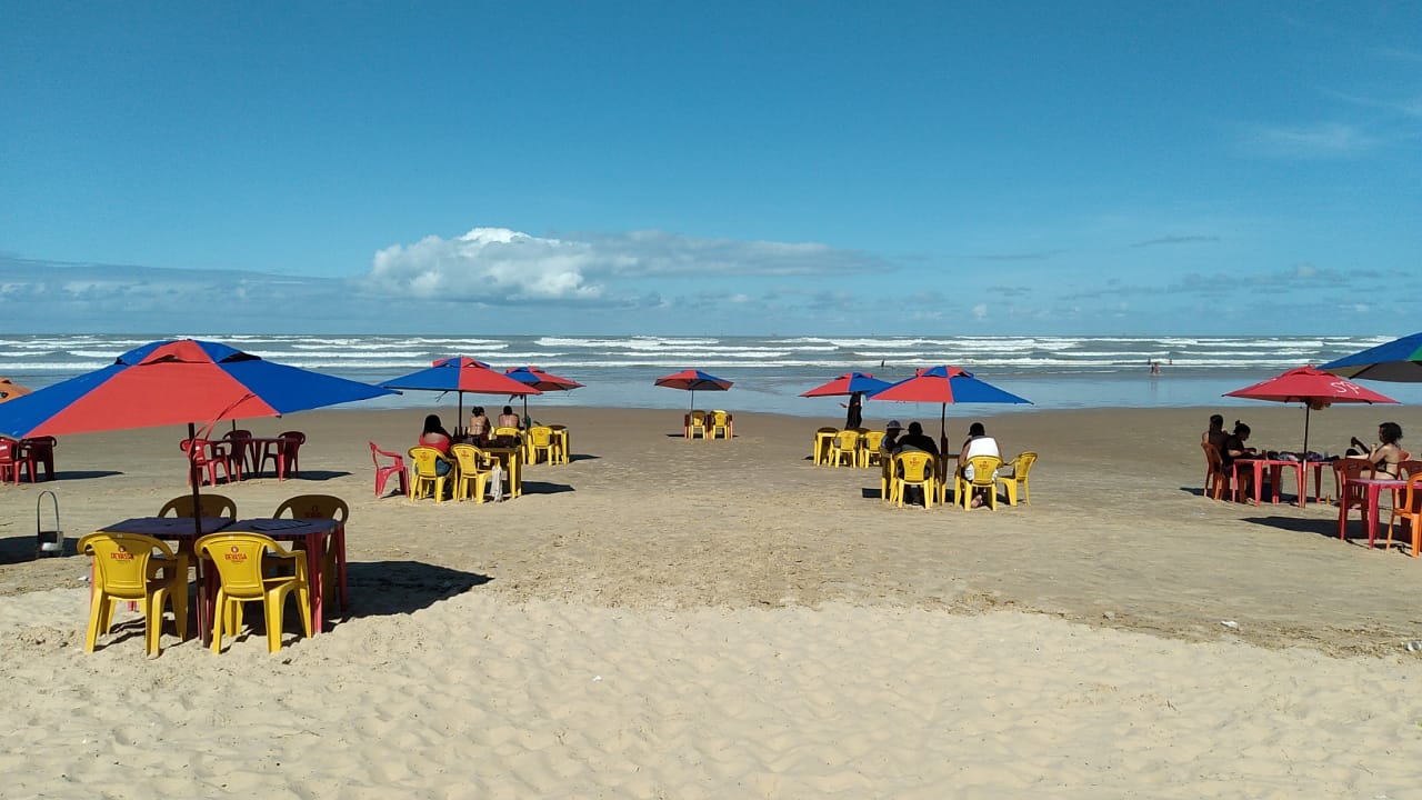 Photo de Praia da Costa avec rivage droit, long
