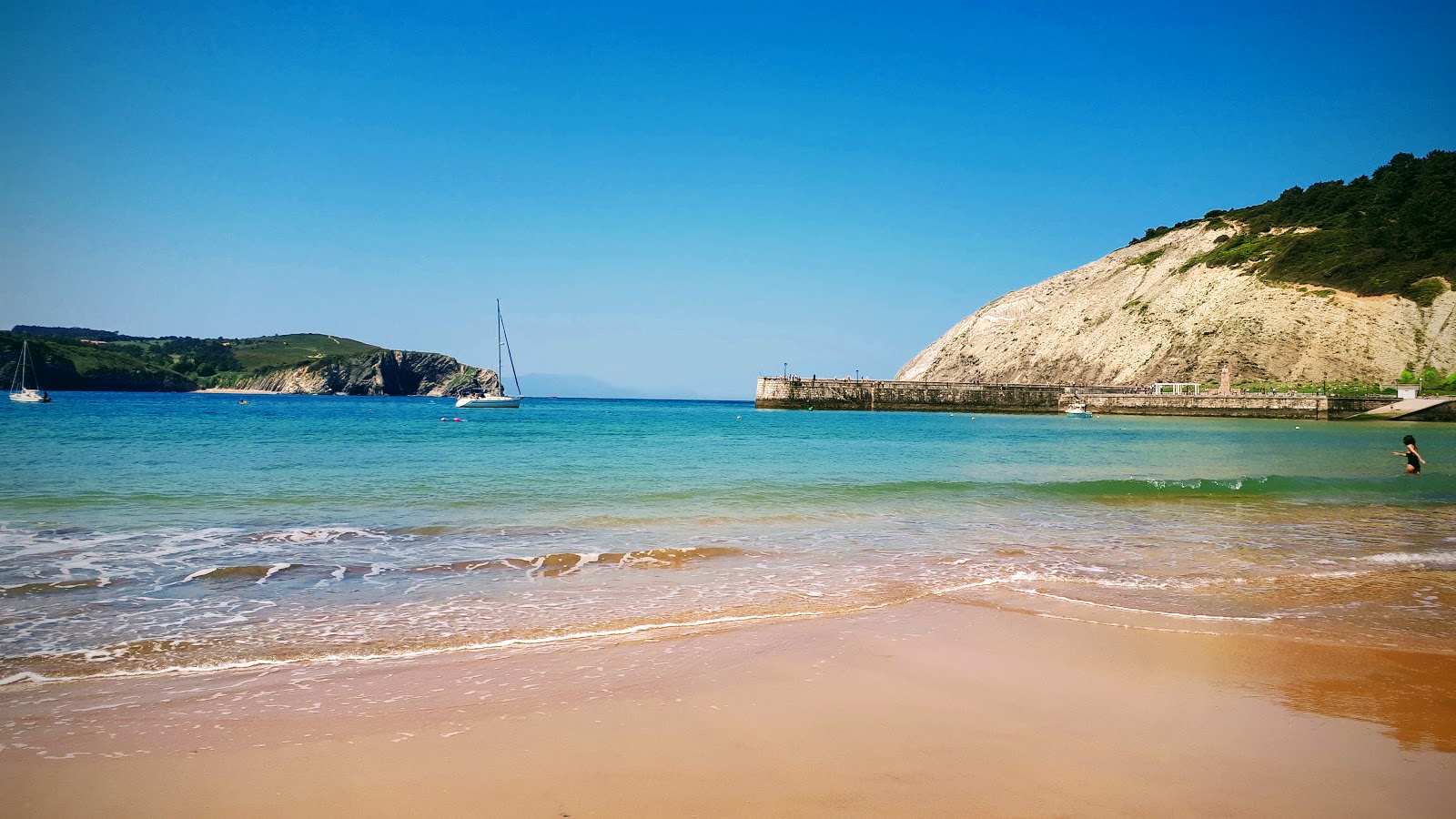 Photo of Plentzia Beach (Gorliz Beach) with very clean level of cleanliness