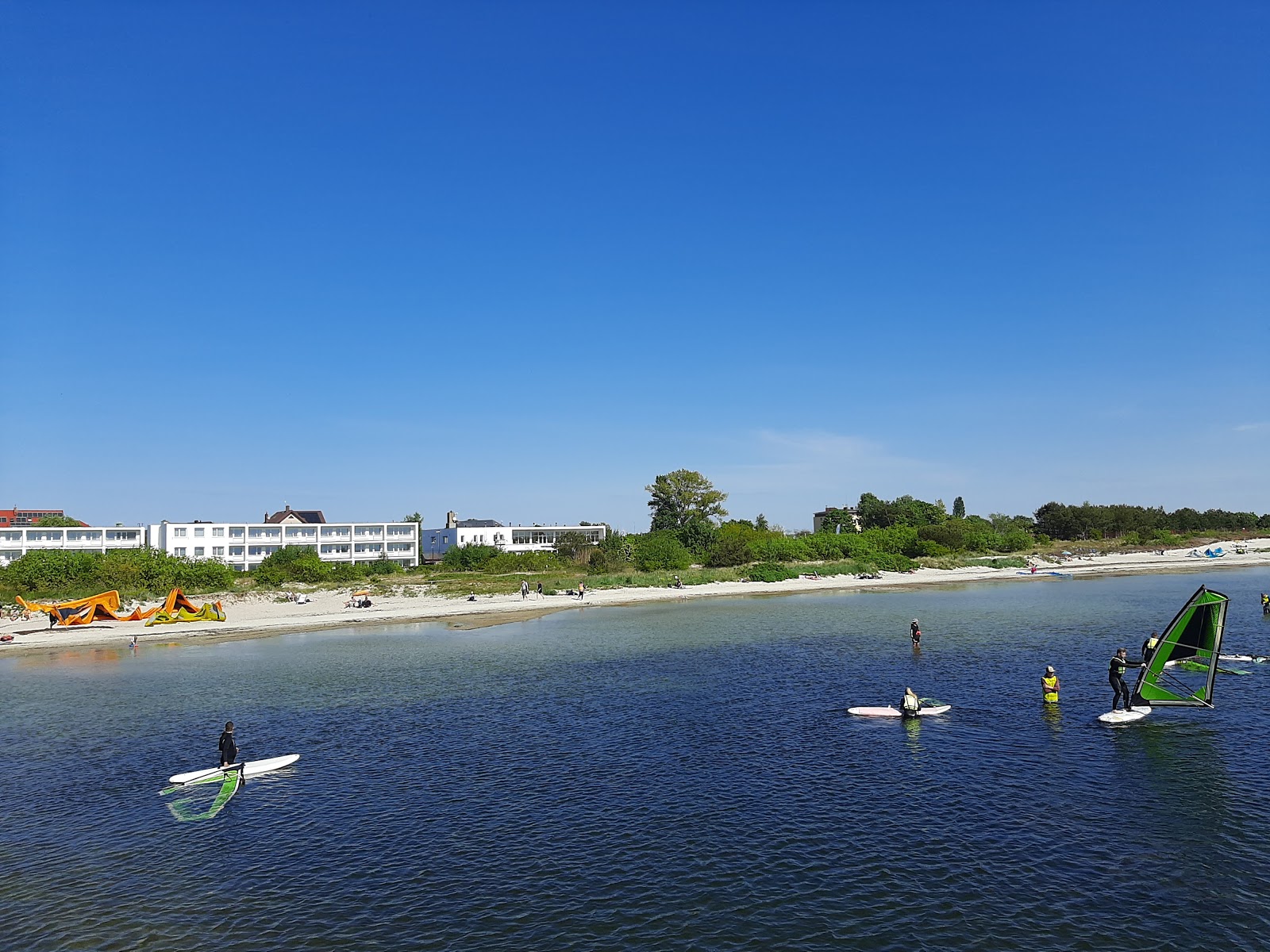 Jastarnia Beach的照片 带有碧绿色纯水表面
