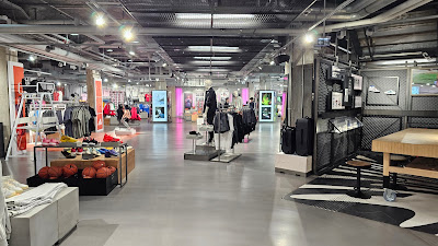adidas Flagship Store Paris, Avenue des Champs-Elysees à Paris