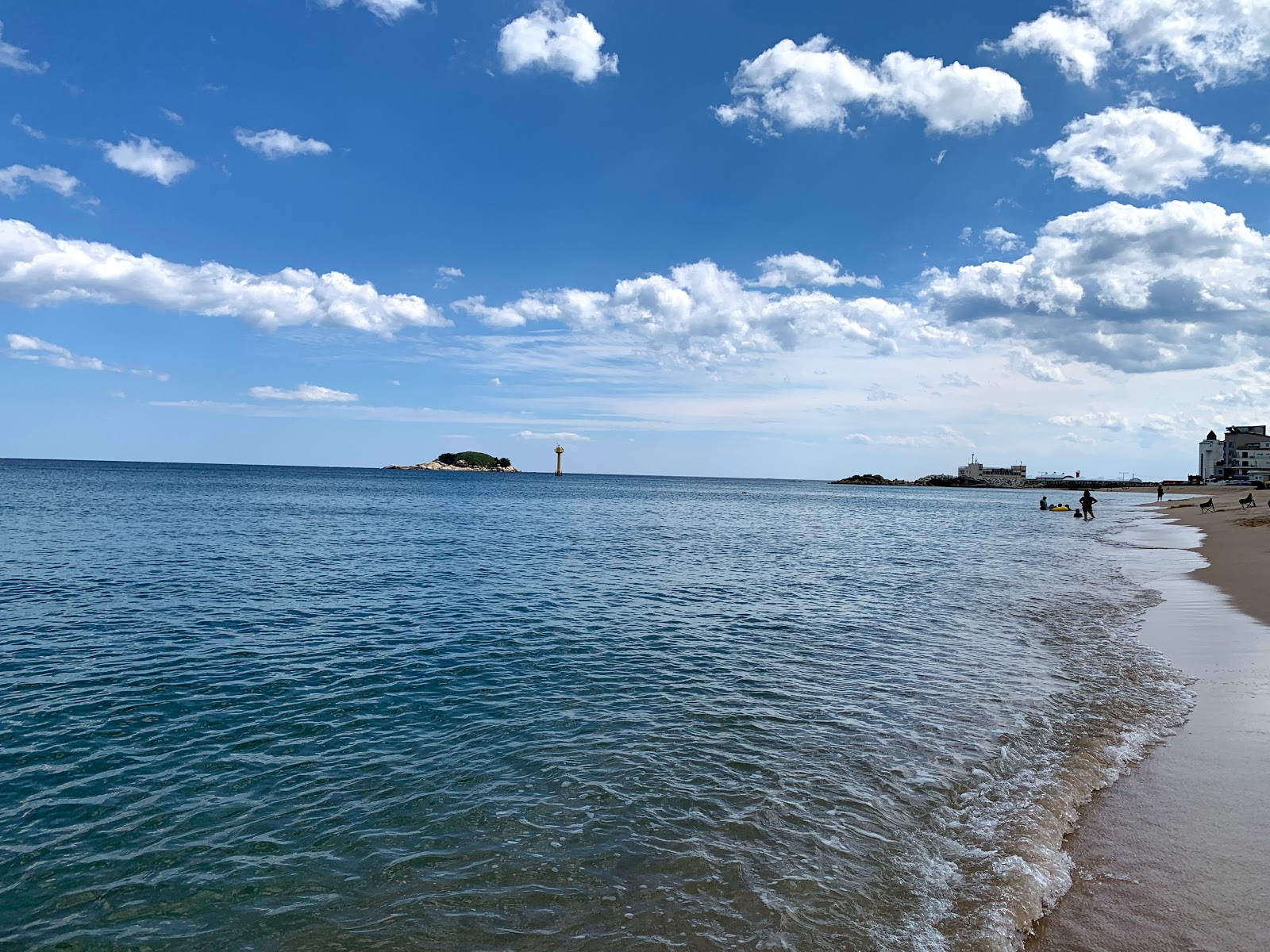 Fotografie cu Bongpo Beach cu drept și lung