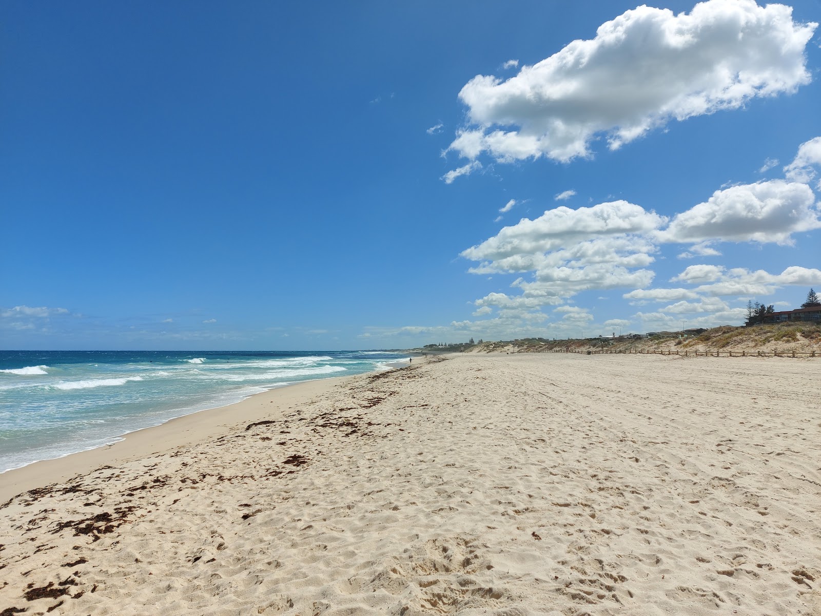 Foto de Scarborough Beach com areia brilhante superfície