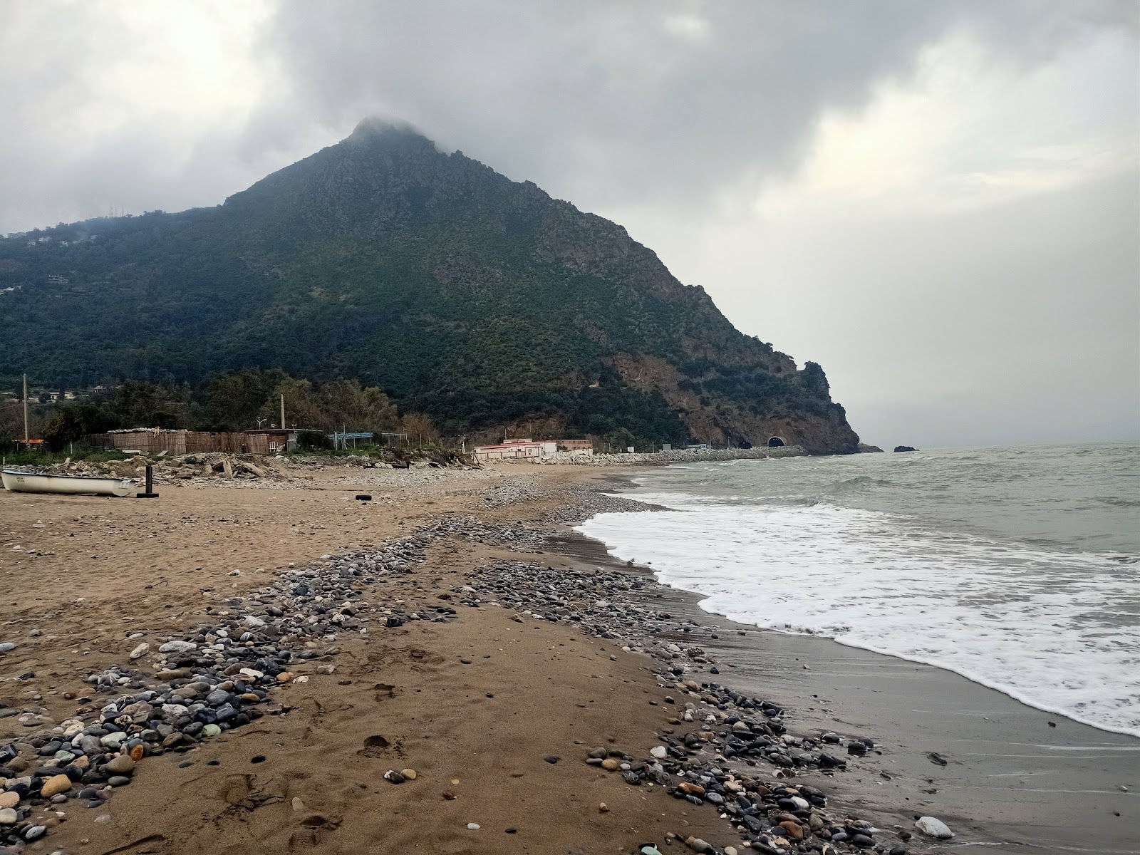 Foto de Aokas plage com areia bege e seixos superfície