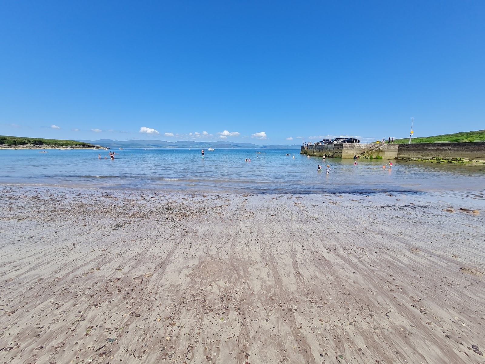 Foto av Kells Bay Beach med blå rent vatten yta