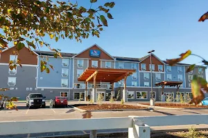 Pomeroy Inn & Suites at Olds College image