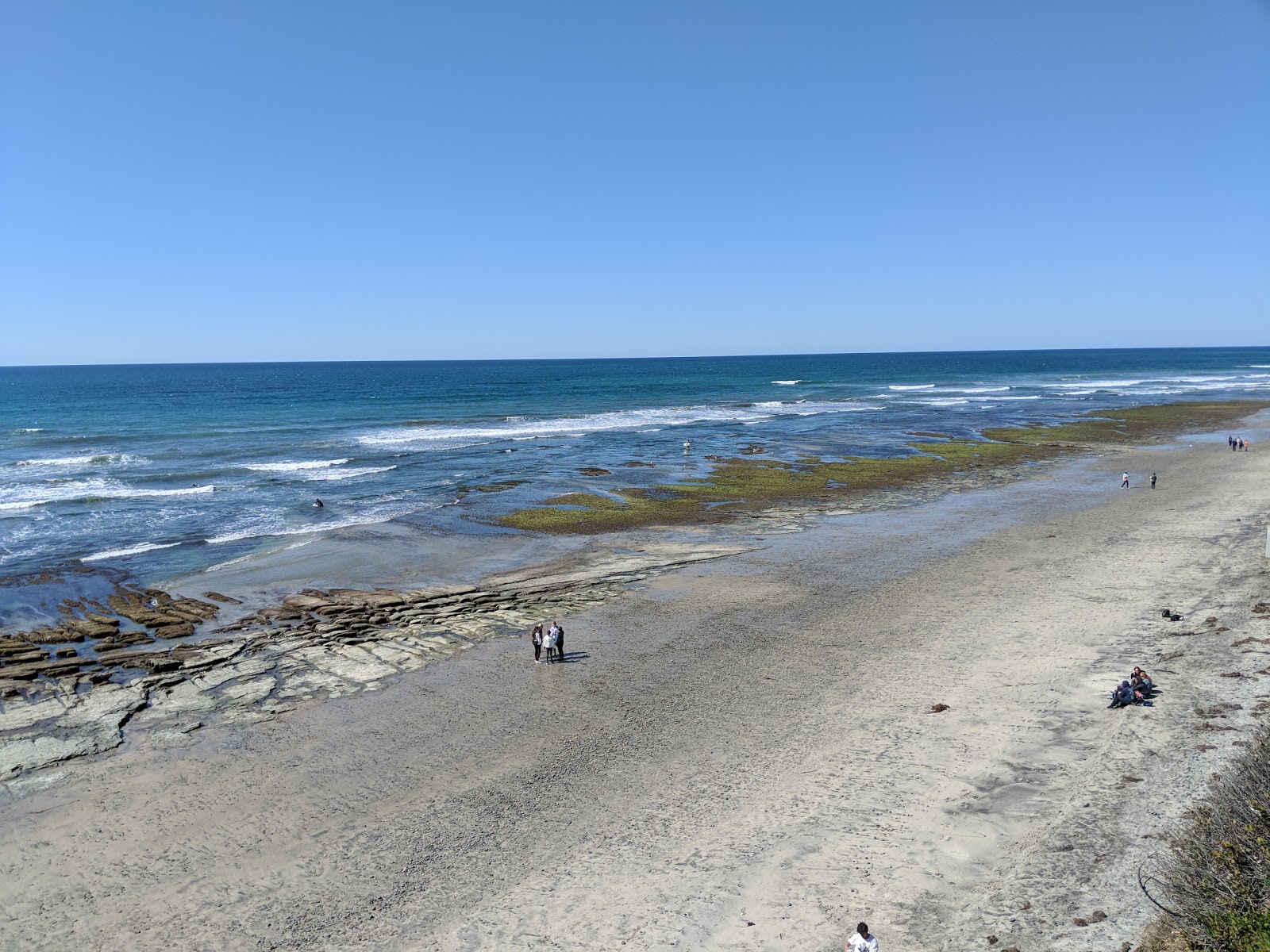 Foto van San Elijo beach met helder zand & rotsen oppervlakte