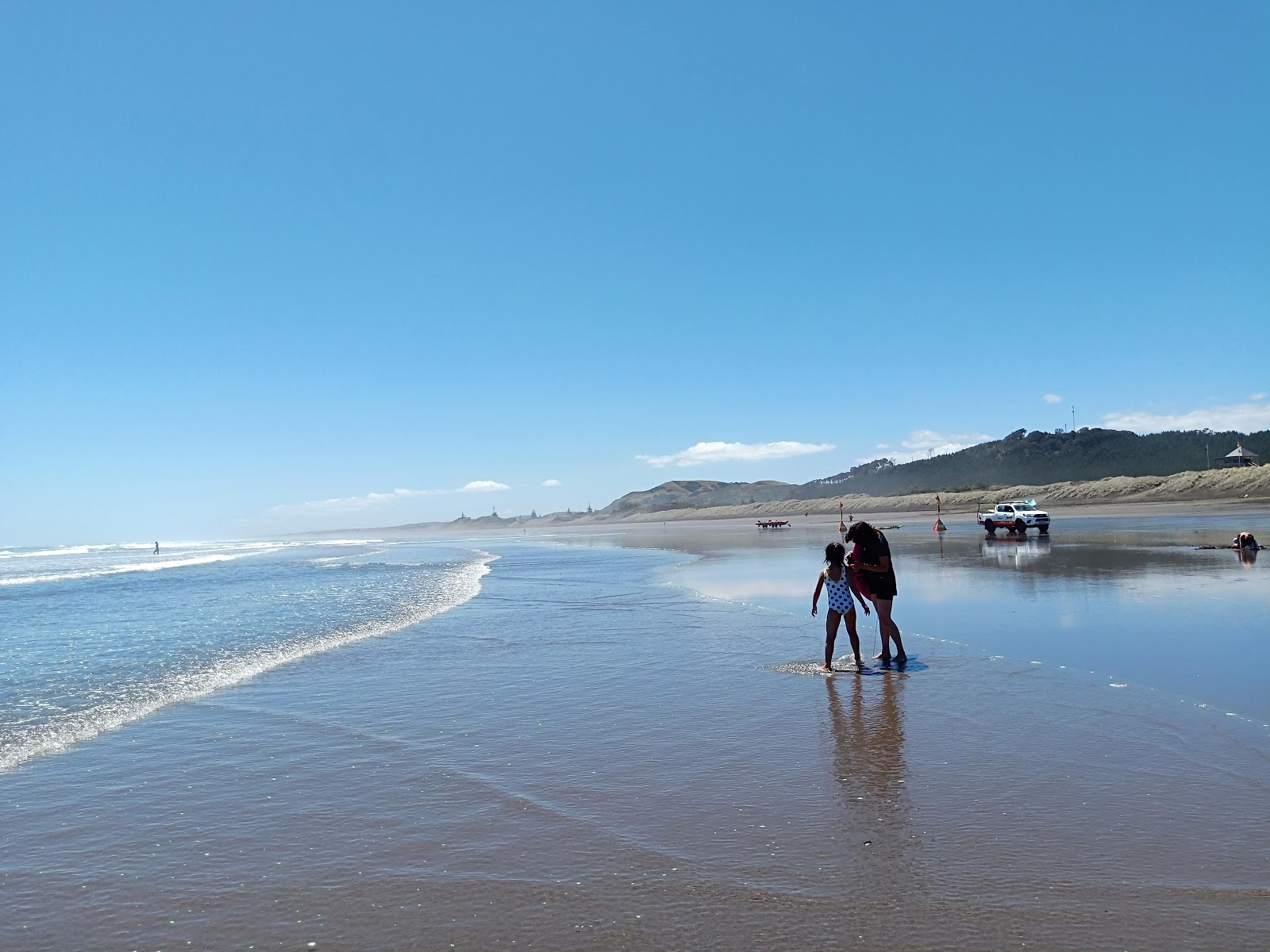 Foto de Muriwai Beach rodeado de montañas