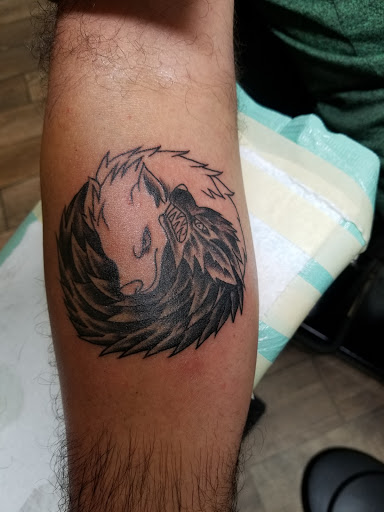 Tattoo Shop «Vanity Tattoo», reviews and photos, 28 S Western Ave, Carpentersville, IL 60110, USA