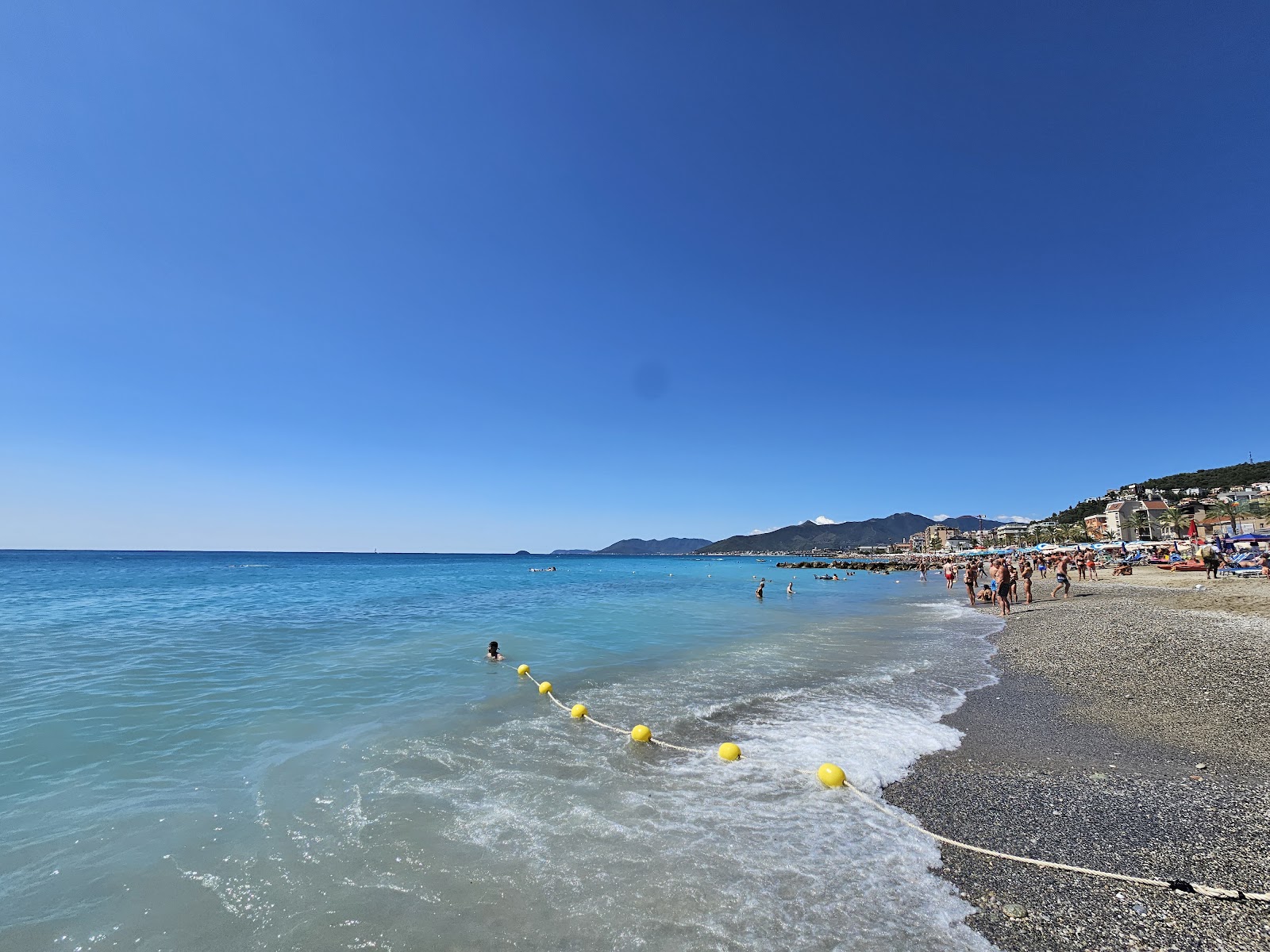 Foto van Spiaggia di Borgio met ruim strand
