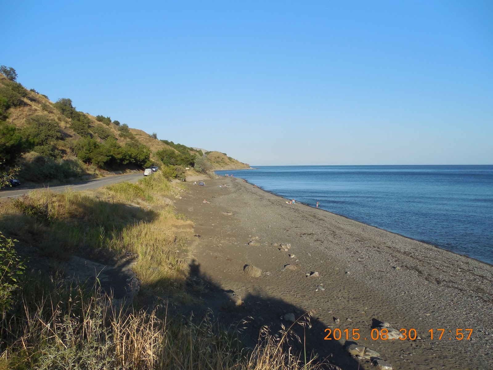 Foto di Morskoe wild beach con una superficie del ciottolo grigio