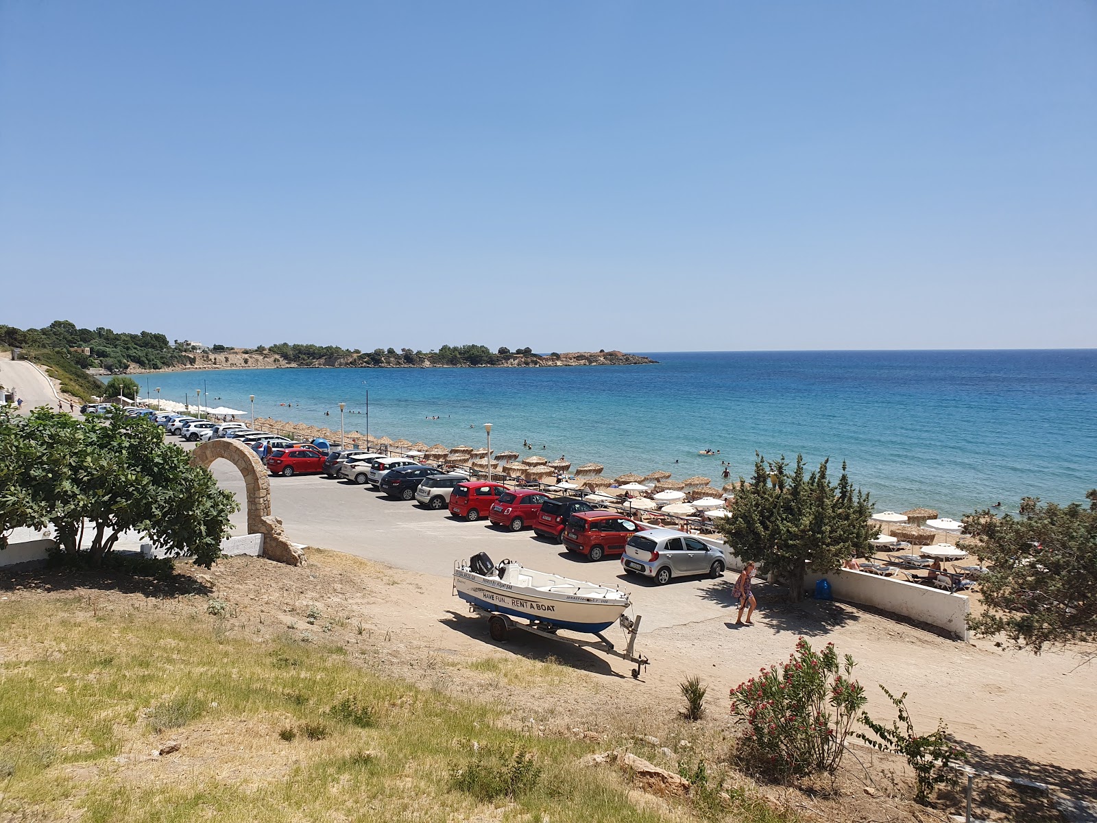 Pefkos Plajı'in fotoğrafı dağlarla çevrili