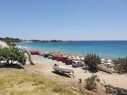 Pefkos Plajı'in fotoğrafı dağlarla çevrili