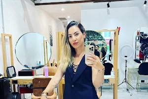 Claudia Oliveira Hair & Makeup image