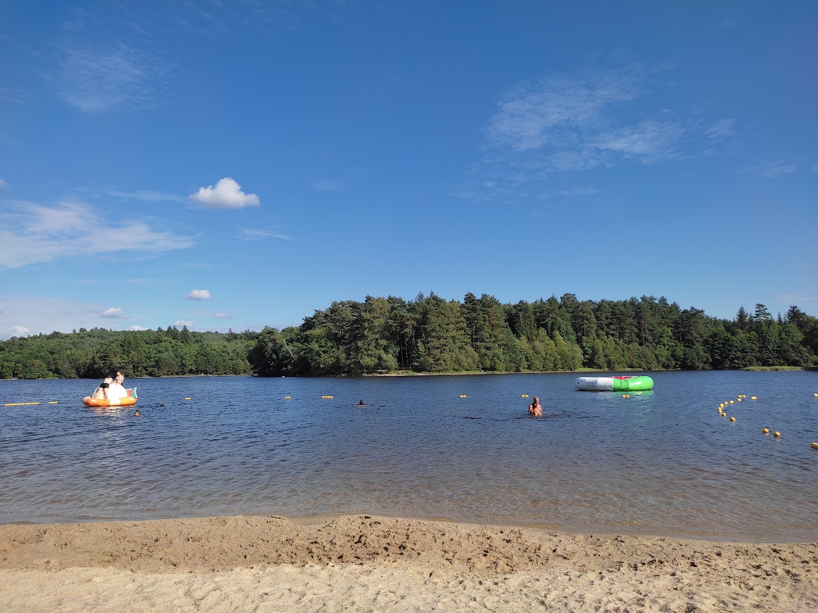 Plage du Lac de Feyt'in fotoğrafı düz bir kıyı şeridi ile birlikte