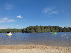 Plage du Lac de Feyt'in fotoğrafı düz bir kıyı şeridi ile birlikte