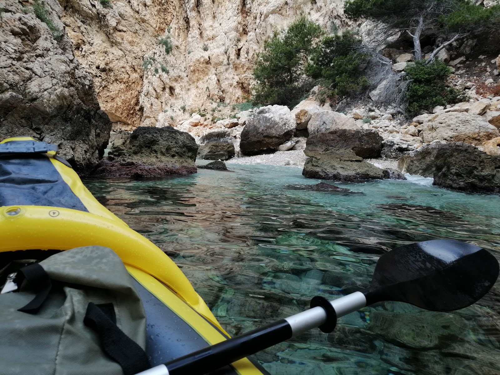 Foto di Cala En Calo con una superficie del piccoli ciottoli beige