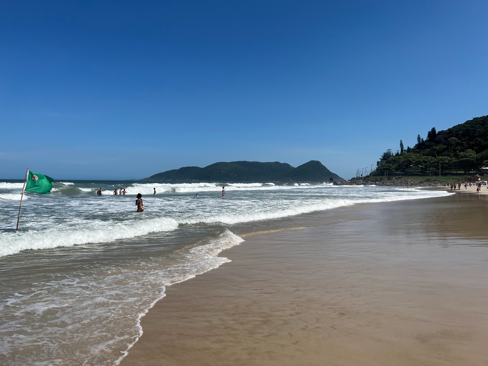 Foto de Praia do Morro das Pedras con agua cristalina superficie