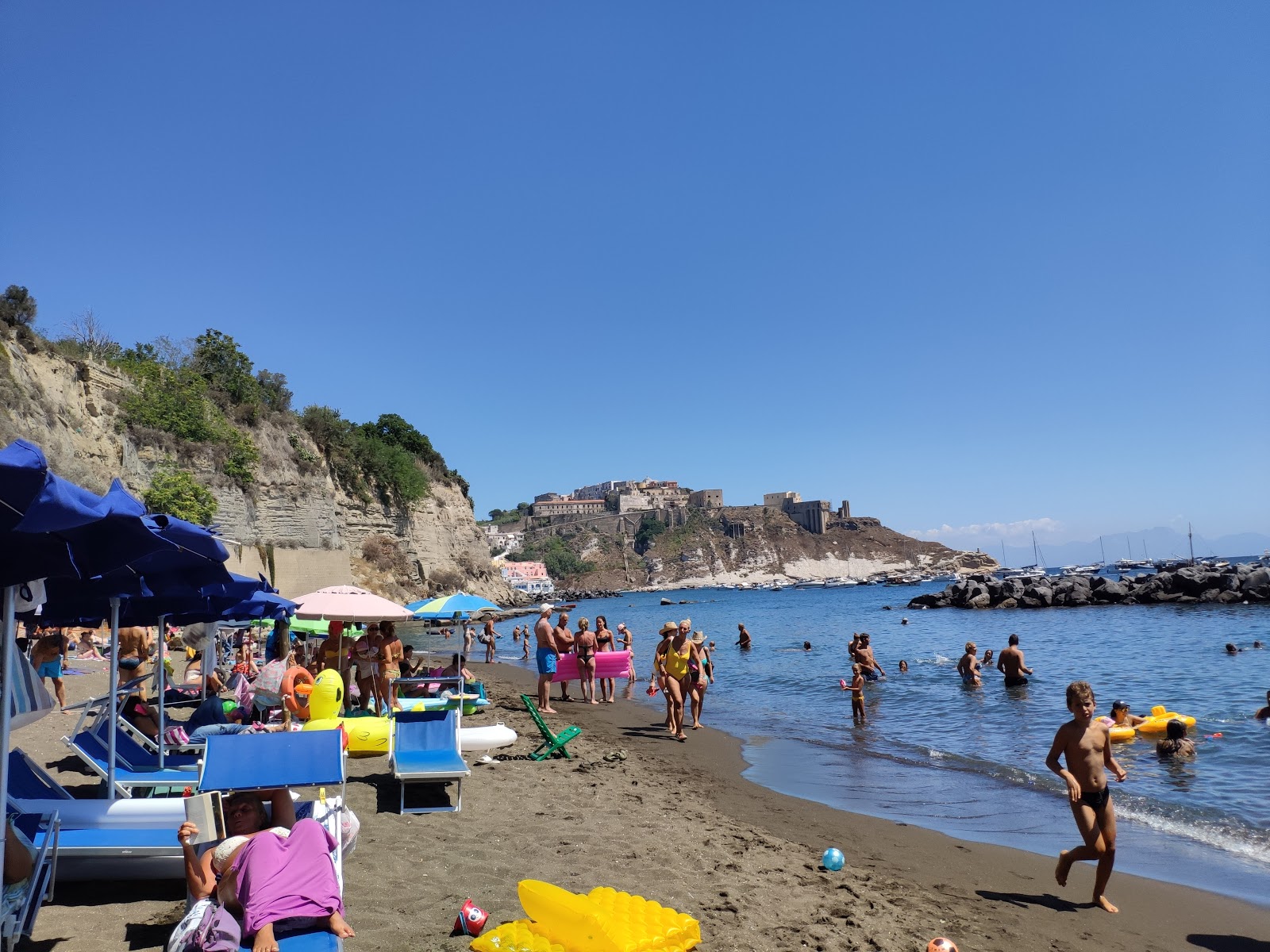 Spiaggia Chiaia'in fotoğrafı geniş plaj ile birlikte