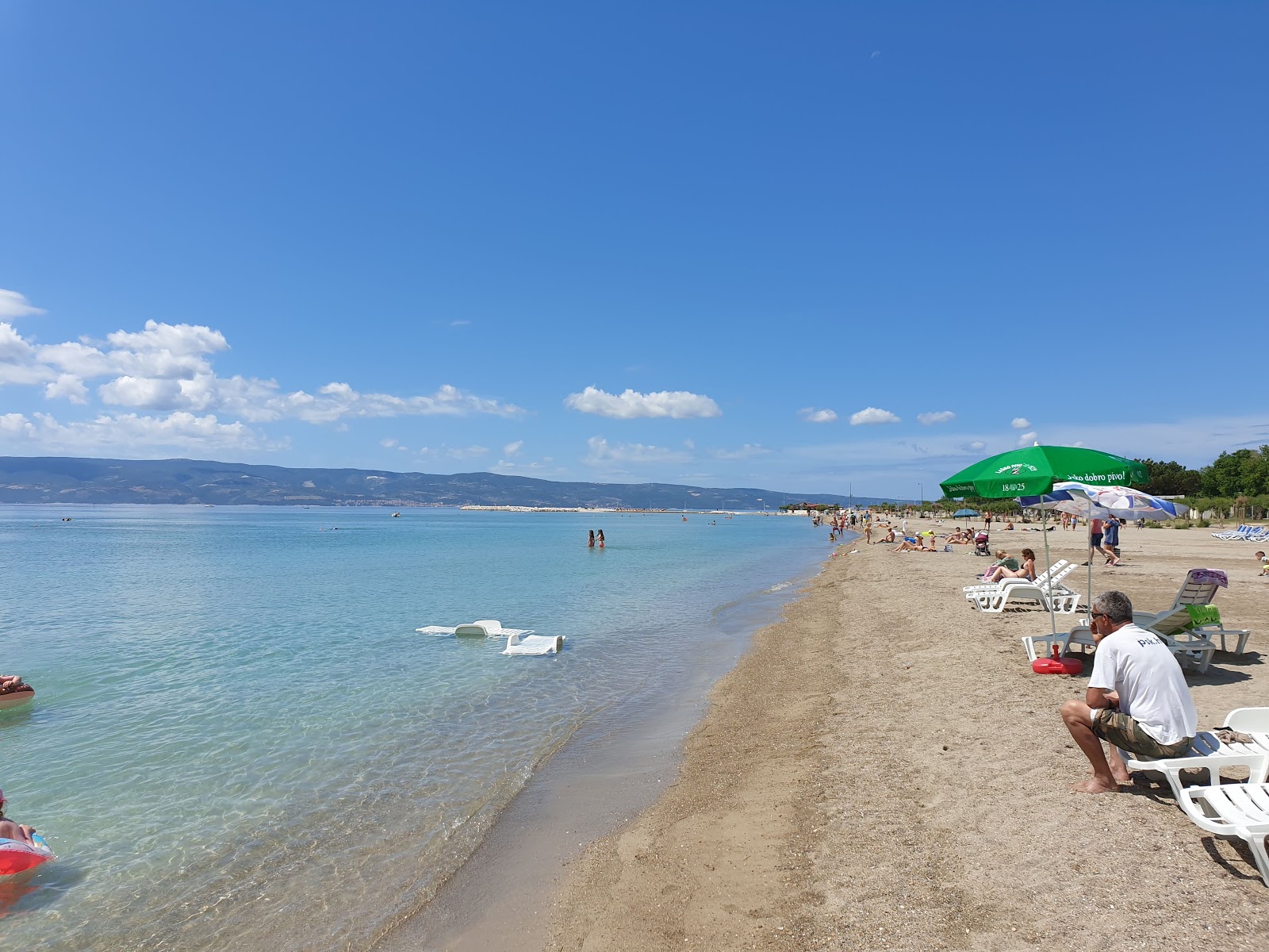 Φωτογραφία του Omis beach με καφέ άμμος επιφάνεια
