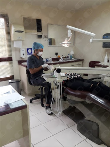 Dr. Denis Enrique Fuentes Barros, Dentista - Dentista