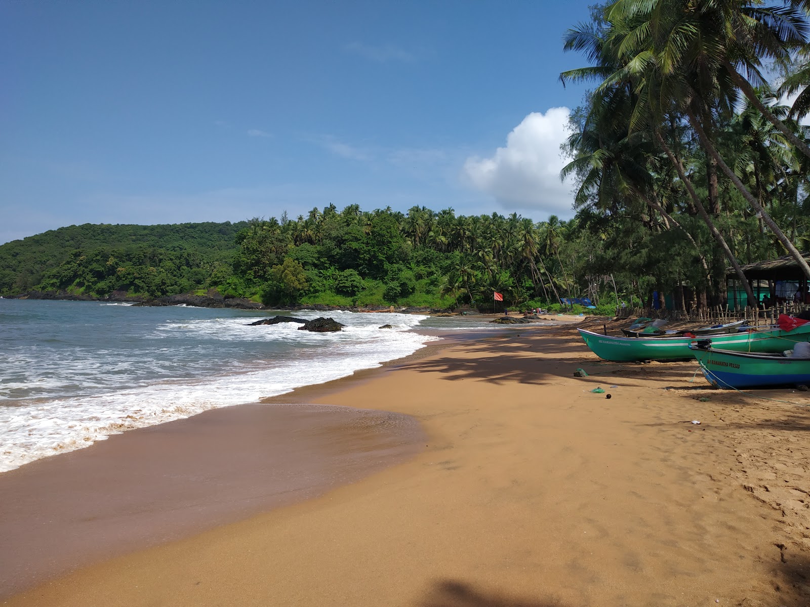 Polem Beach的照片 带有碧绿色水表面