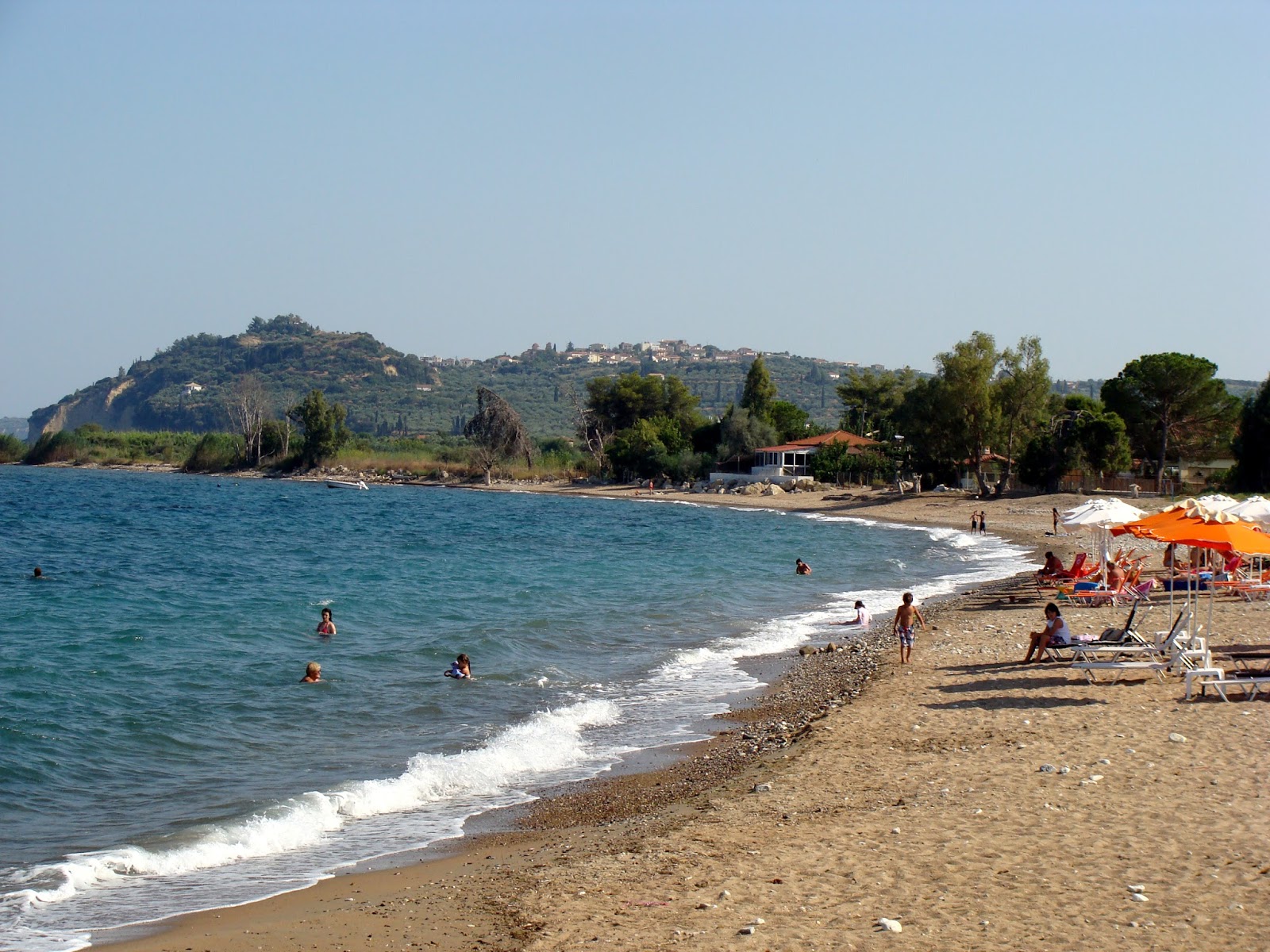 Foto van Agios Andreas beach met helder zand oppervlakte