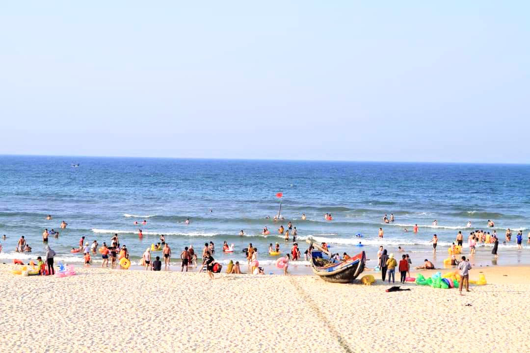 Vinh Thai Beach的照片 带有碧绿色纯水表面