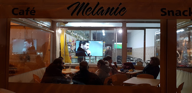 Melanie - Cafeteria