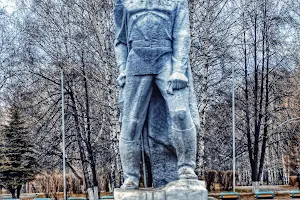 Monument to warrior-creator image
