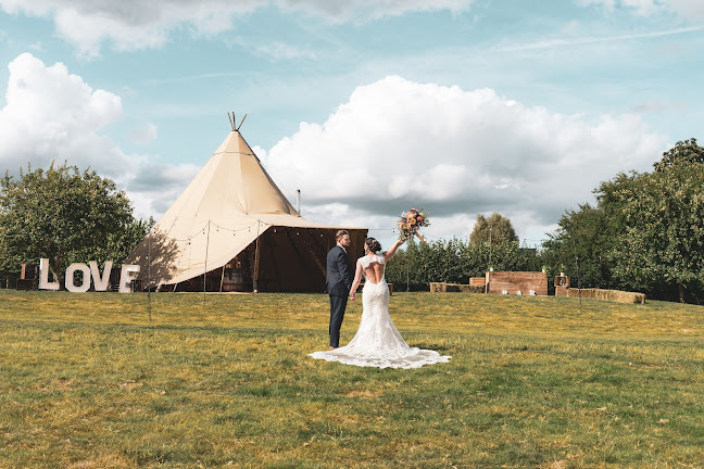 Lakeside Weddings at Maisemore Court - Gloucester