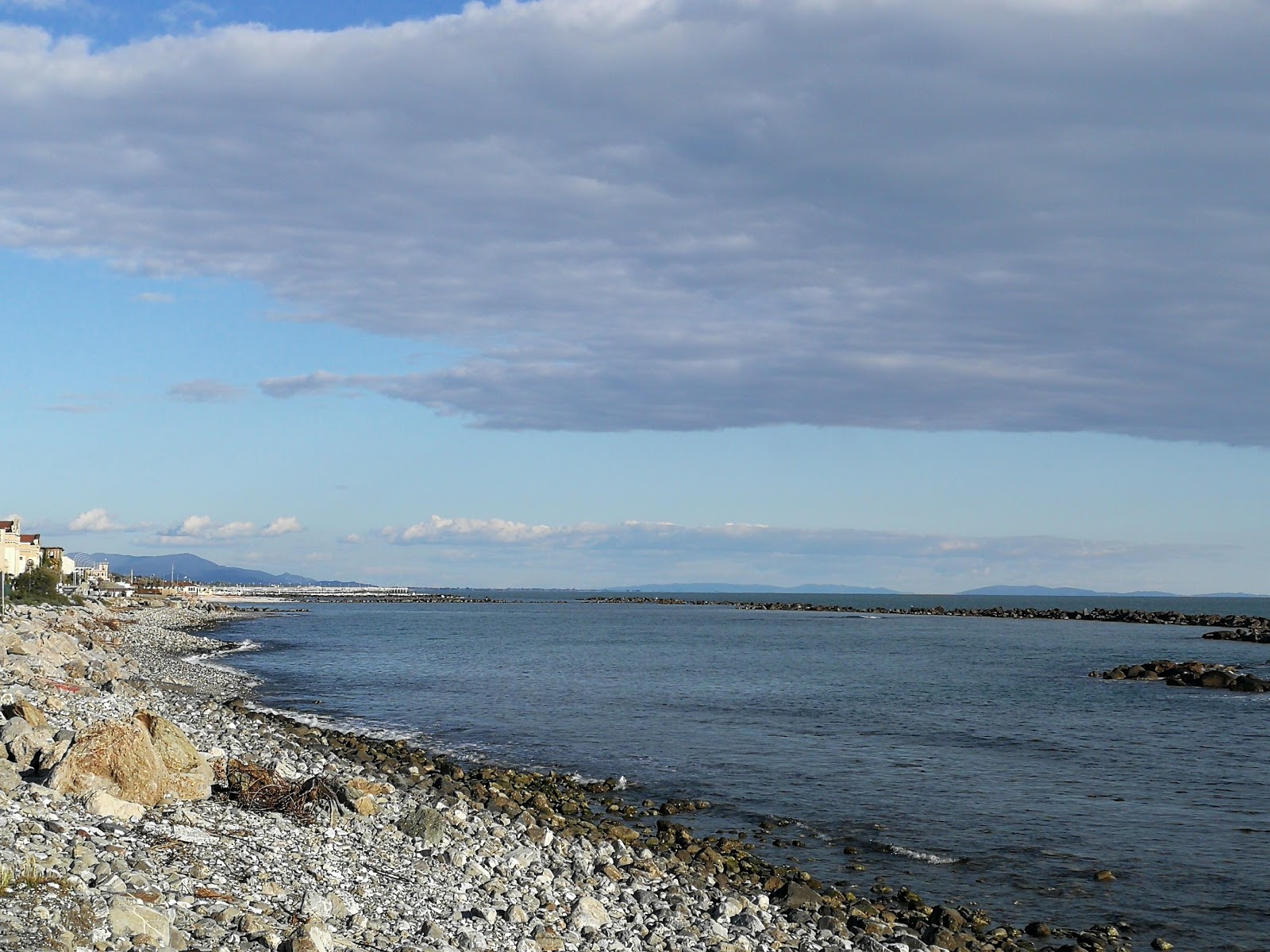 Zdjęcie Angolo del Mare z powierzchnią niebieska woda