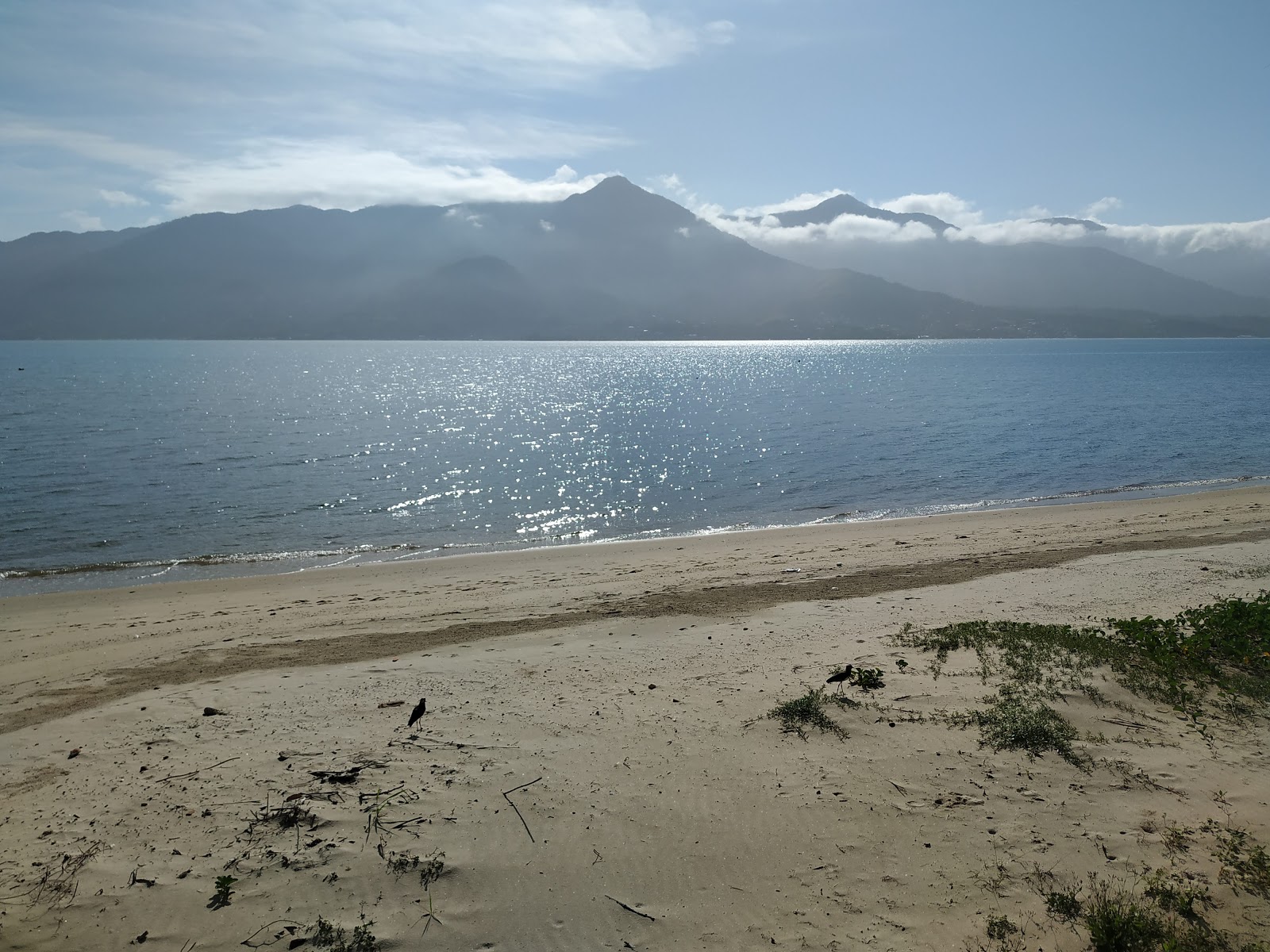 Foto av Öde strand med turkos rent vatten yta