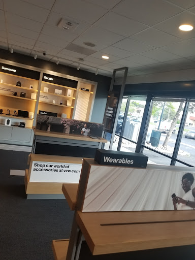 Cell Phone Store «Verizon», reviews and photos, 1113 S Abilene St #104, Aurora, CO 80012, USA