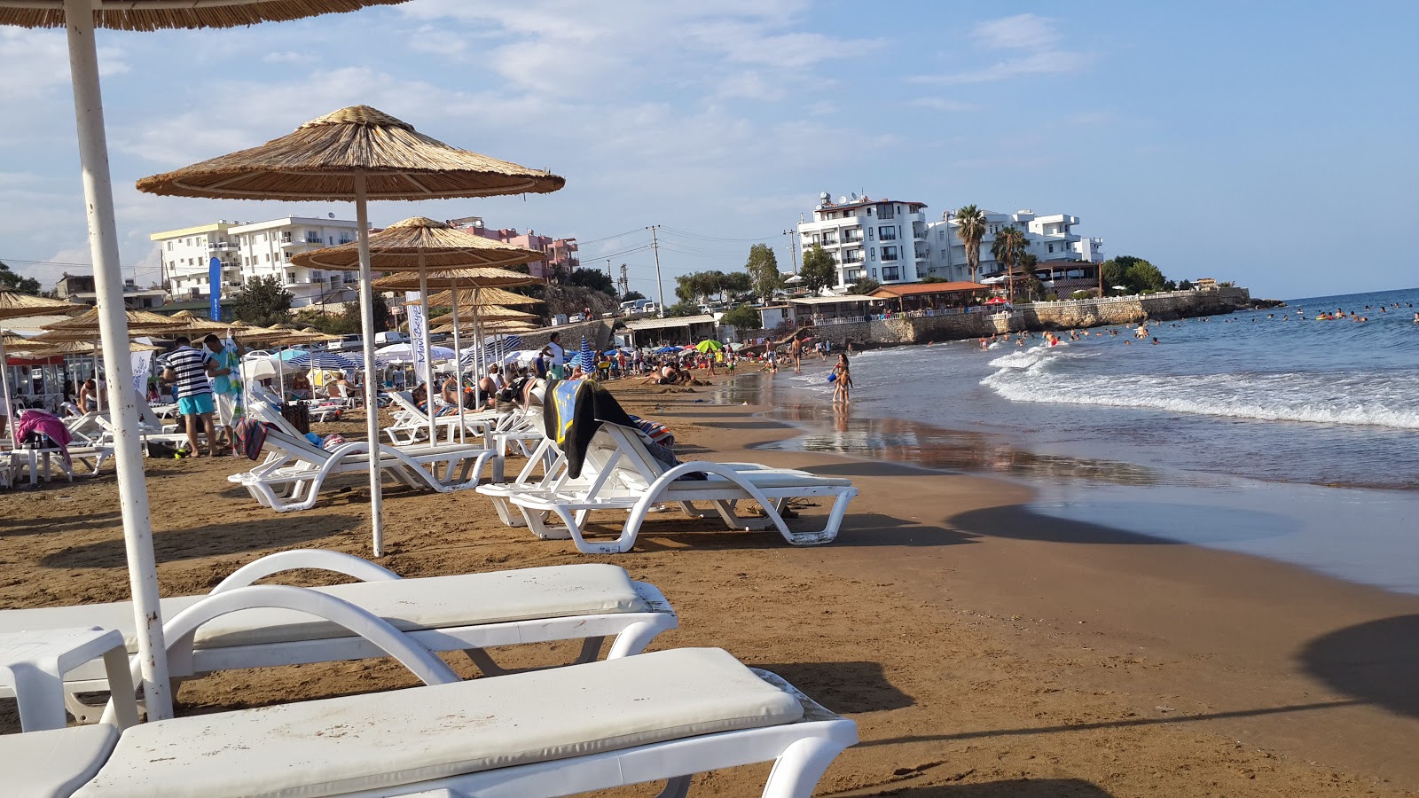 Foto av Ayas beach och dess vackra landskap