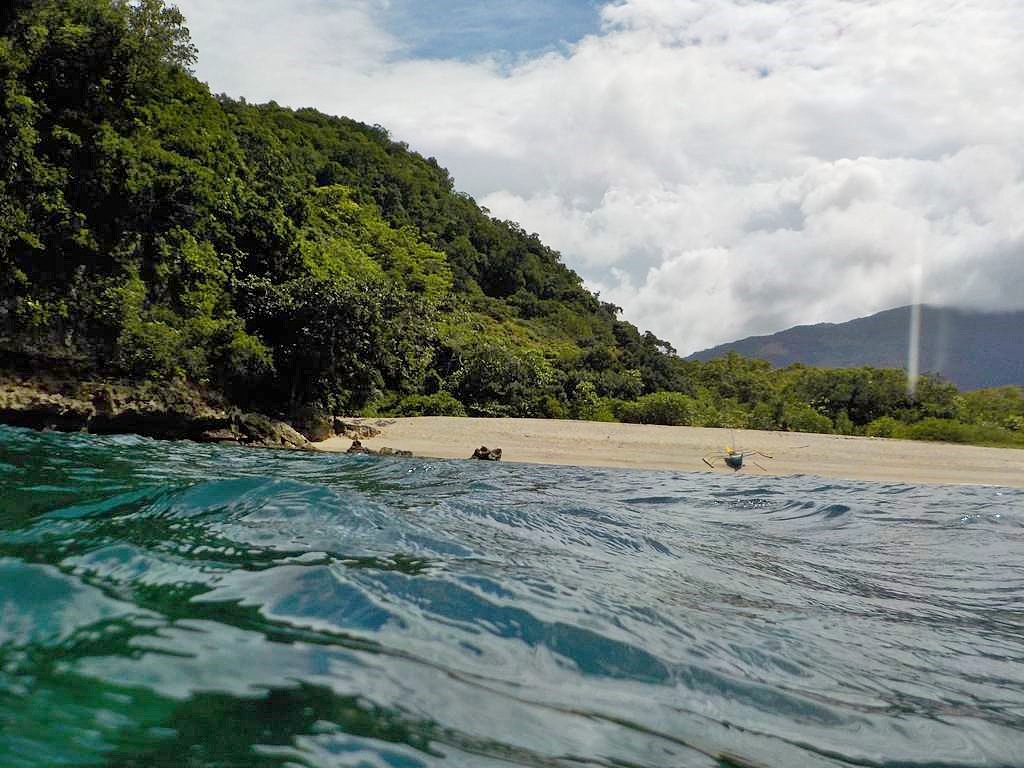 Foto de Bayanan Beach con muy limpio nivel de limpieza