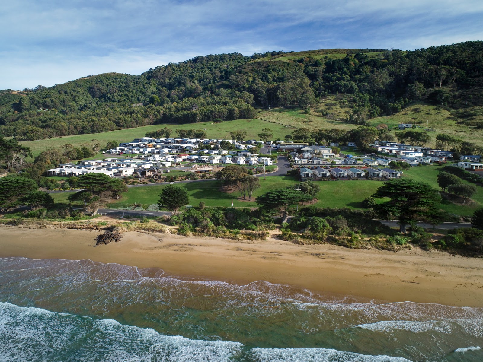Photo de Apollo Bay avec rivage droit, long