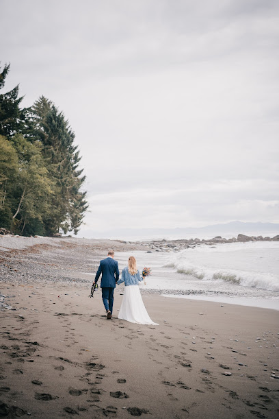 Reyes Photography | Wedding and elopement photographer in Vancouver, BC