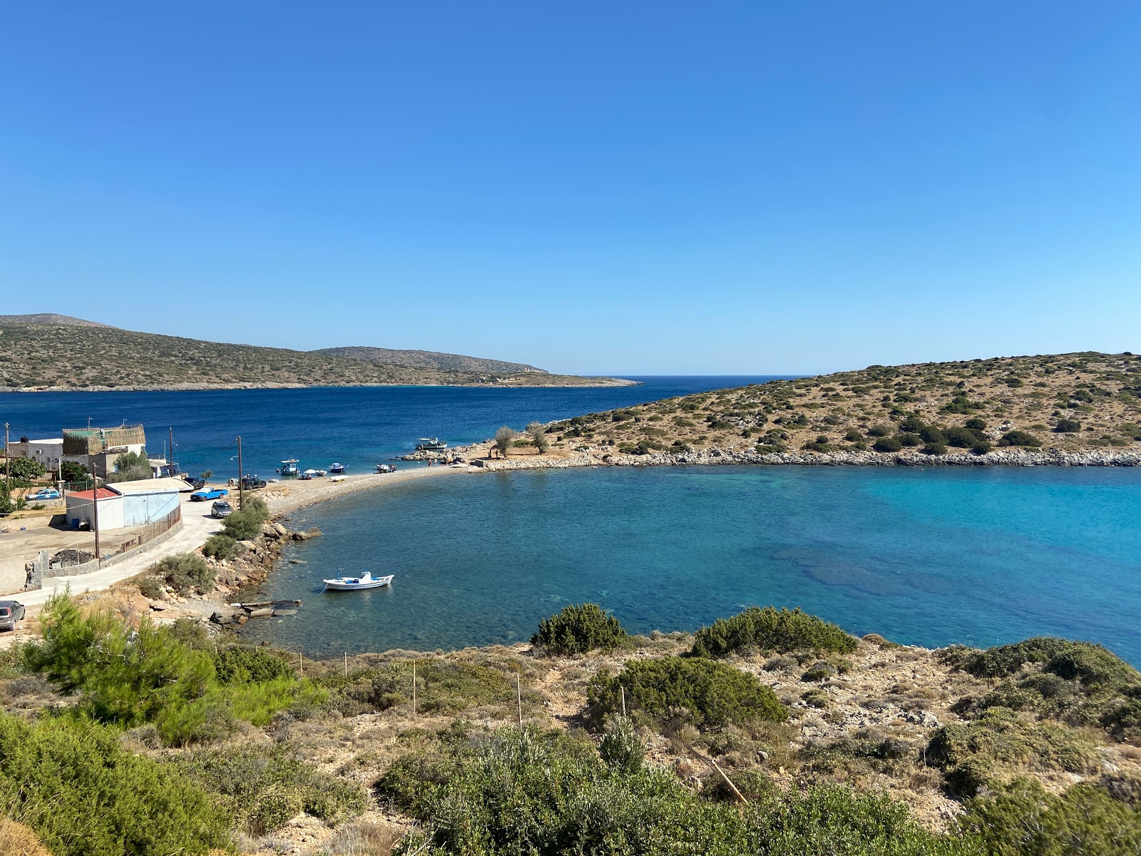Foto von Trachilia beach mit braune kiesel Oberfläche