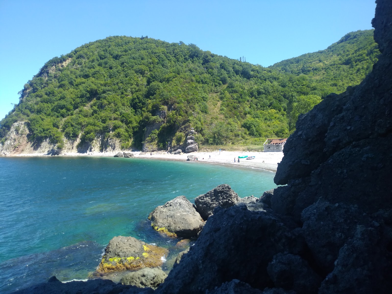 Φωτογραφία του Lucky Coast Beach υποστηρίζεται από βράχους