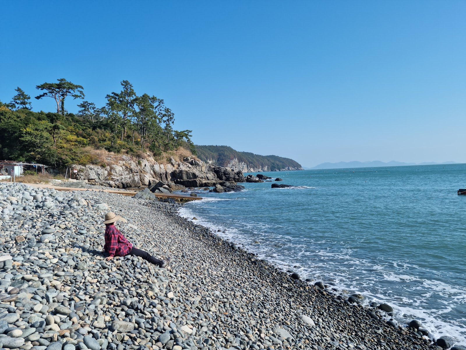 Foto von Jeongdori Gugyedeung Beach mit graue kiesel Oberfläche